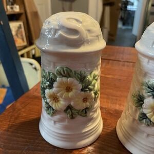 Vintage Geo Z. Lefton Large Salt And Pepper Shakers Daisy Basket Weave Cottage
